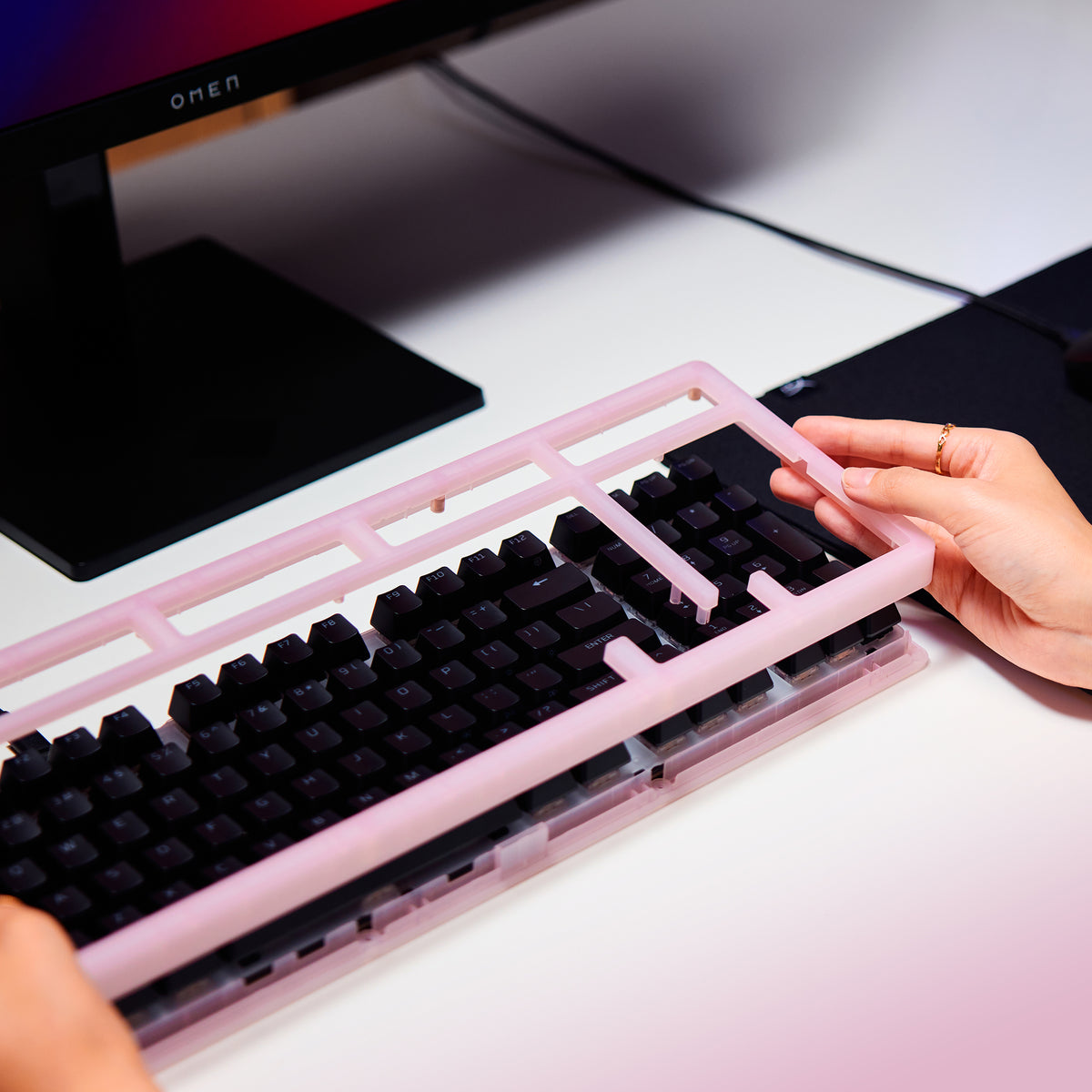 Pembe değiştirilebilir housing yerinden çıkarılan HyperX Origins 2 klavye