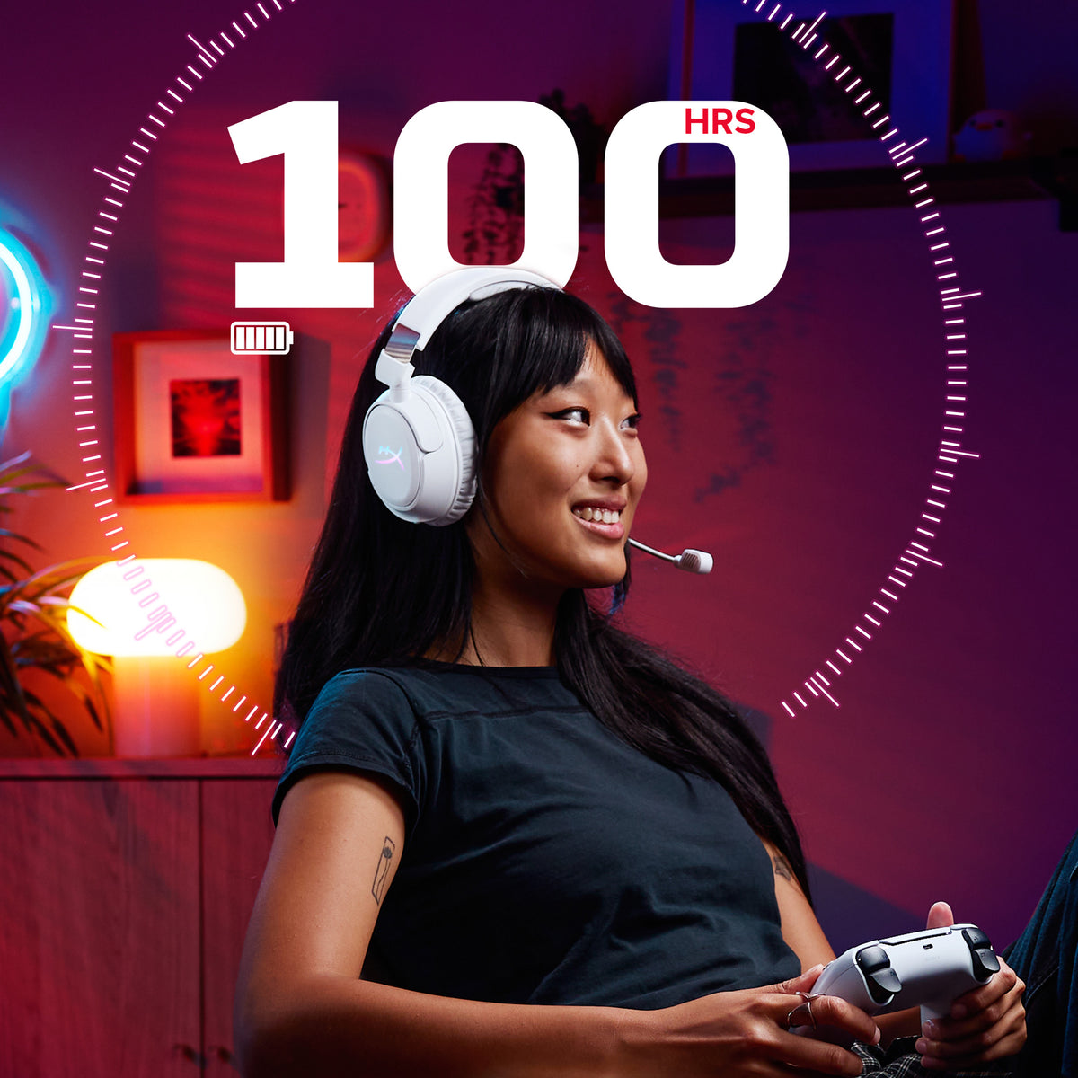 Beyaz HyperX Cloud Flight 2 takan kullanıcı, elinde oyun kumandası; görselde 100 saat vurgusu