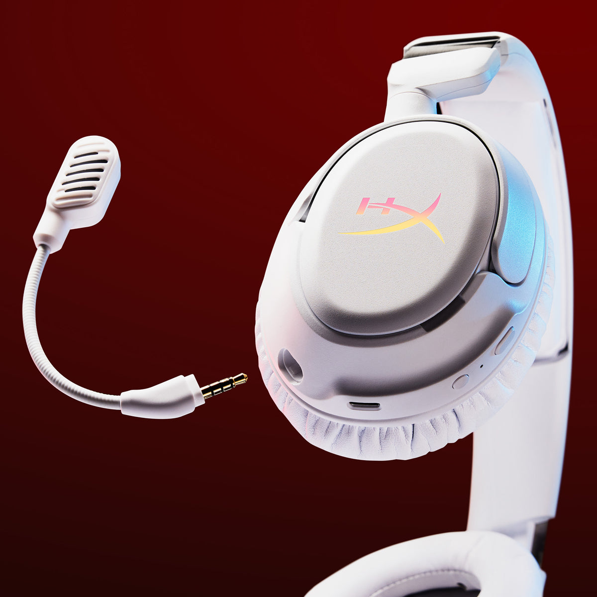 Beyaz HyperX Cloud Flight 2 kulaklık, çıkarılabilir boom mikrofon yanında